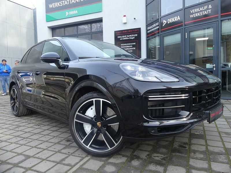 Tiefschwarz Gebraucht 2022 Porsche Cayenne Turbo Sport SUV | 88.800 € (Teuer) - Bild 1/4