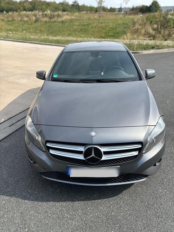 Gebraucht Mercedes A180 122 PS (89 kW) 2015 Grau Limousine
