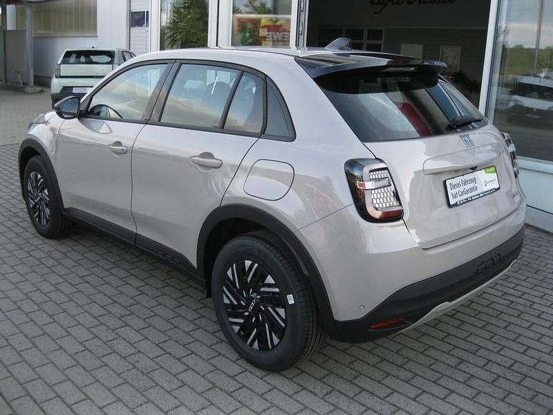 Neu Fiat 600 101 PS (74 kW) 2025 Beige Limousine