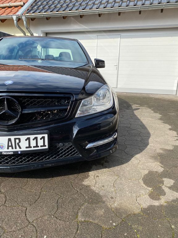 Schwarz Gebraucht 2011 Mercedes C300 Limousine | 14.600 € (Teuer) - Bild 1/4