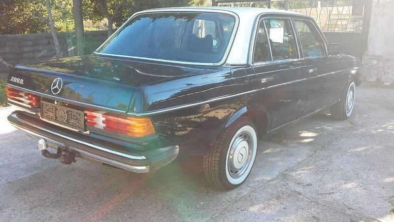 Gebraucht Mercedes 200 60 PS (44 kW) 1977 Blau Limousine