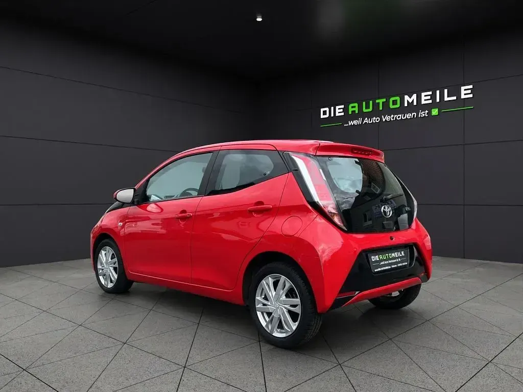 Gebraucht Toyota Aygo X-play 69 PS (50 kW) 2017 Rot Kleinwagen
