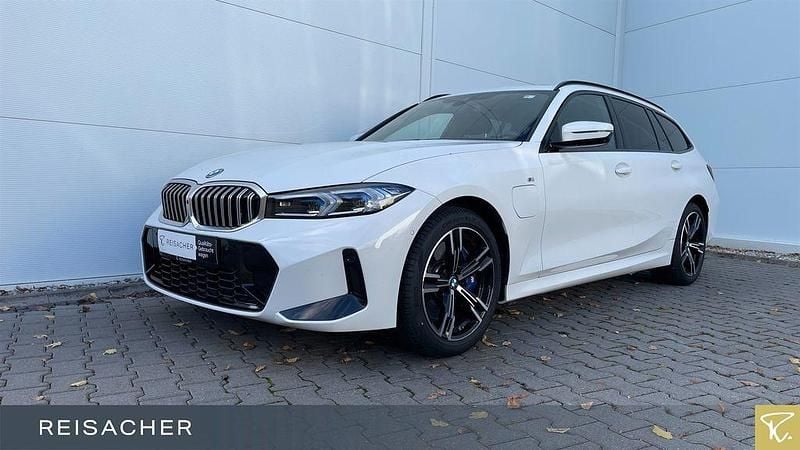 Alpinweiß uni Gebraucht 2024 BMW 330e Comfort Edition Kombi | 44.899 € (Fairer Preis) - Bild 1/4