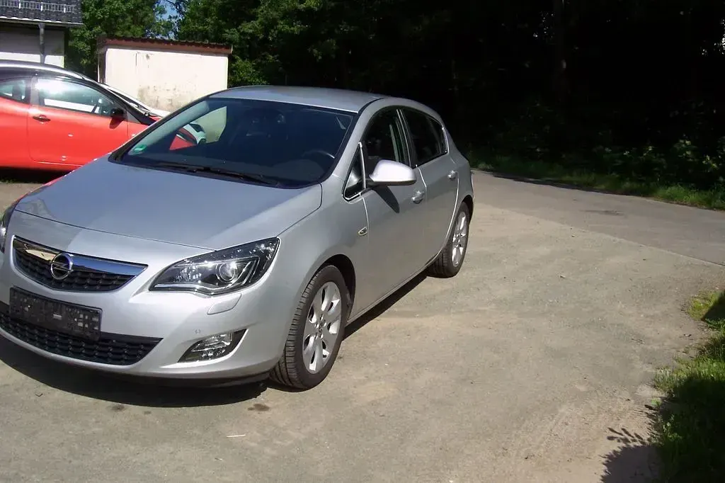 Używany Opel Astra Innovation 140 KM (102 kW) 2011 Srebrny Sedan/Limuzyna