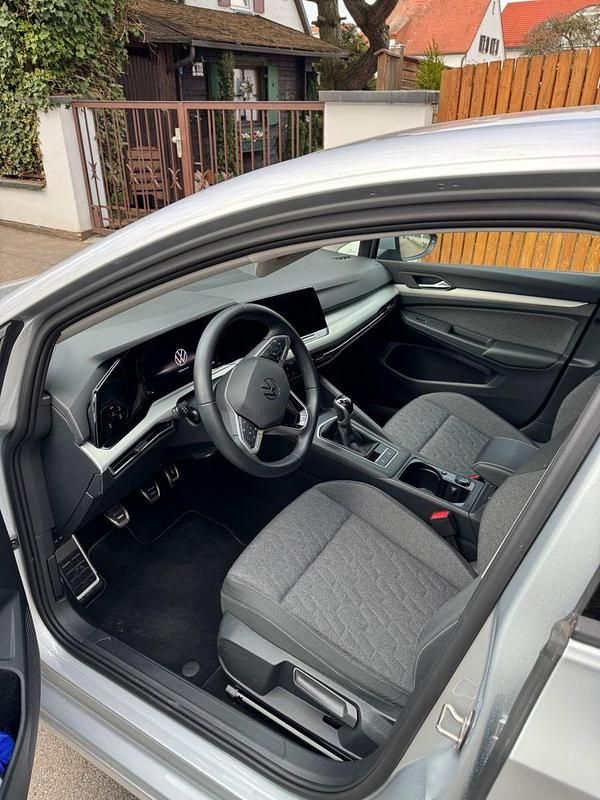 Gebraucht VW Golf VIII Move 110 PS (80 kW) 2024 Silber Kleinwagen