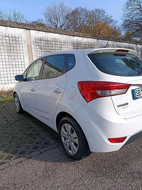 Weiß Gebraucht 2012 Hyundai ix20 Kleinwagen | 3.450 € - Bild 1/4