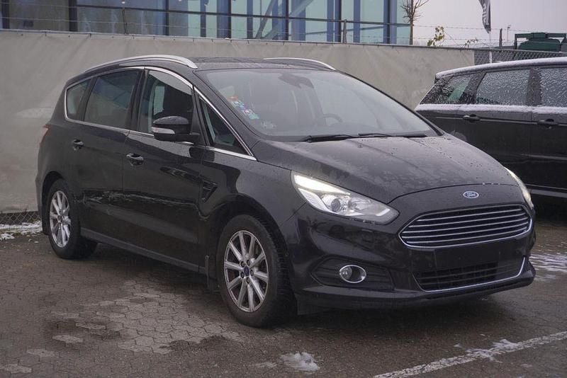 Käytetty Ford S-MAX Titanium 239 HP (175 kW) 2016 Musta Tila-auto