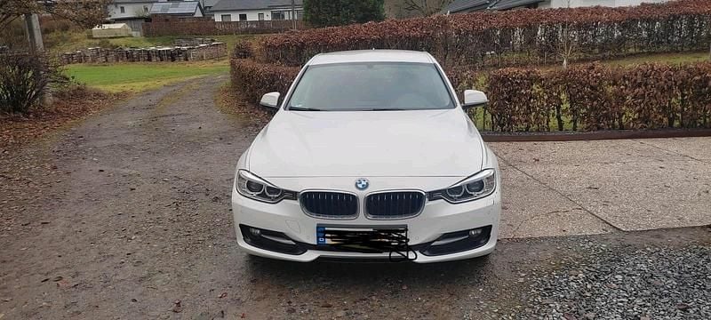 Weiß Gebraucht 2013 BMW 316 Sport Line Limousine | 8.500 € (Guter Preis) - Bild 1/4