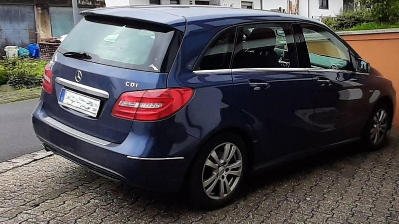 Blau Gebraucht 2012 Mercedes B180 Van / Kleinbus | 7.590 € (Guter Preis) - Bild 1/4