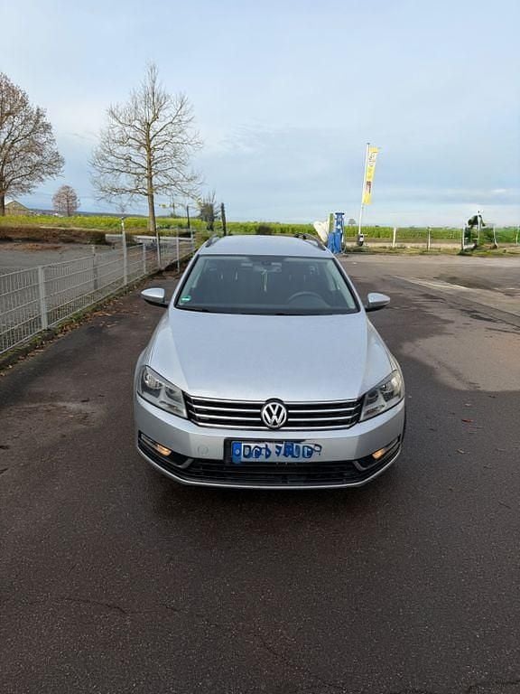 Silber Gebraucht 2011 VW Passat Comfortline Kombi | 5.699 € (Guter Preis) - Bild 1/4