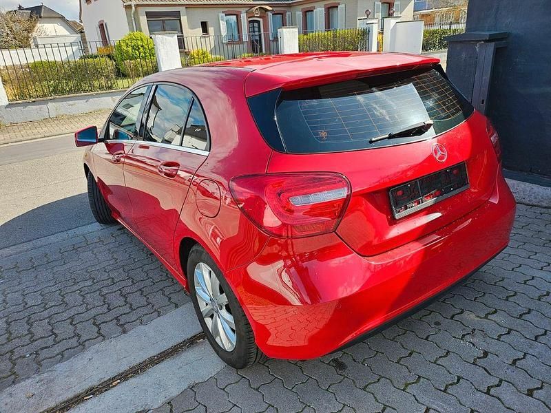 Gebraucht Mercedes A180 AMG line 122 PS (89 kW) 2015 Rot Limousine