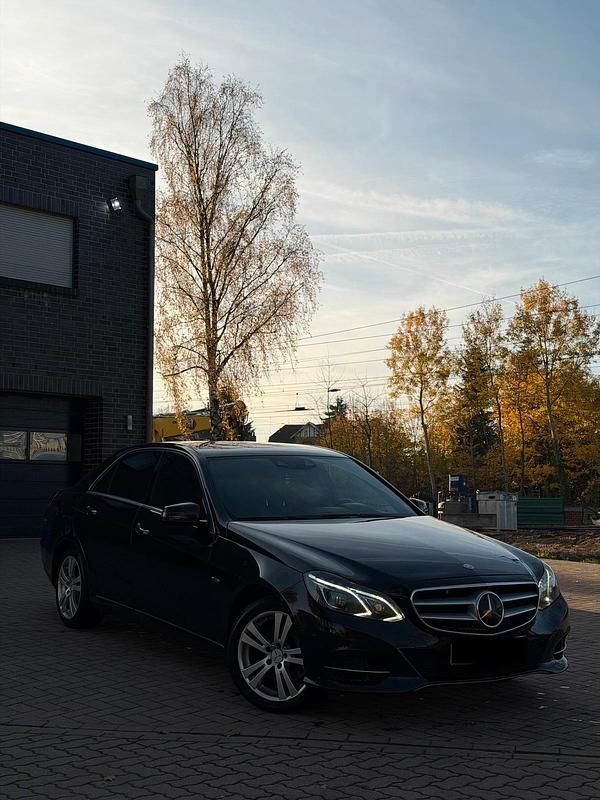 Schwarz Gebraucht 2013 Mercedes E350 Limousine | 10.499 € (Fairer Preis) - Bild 1/4