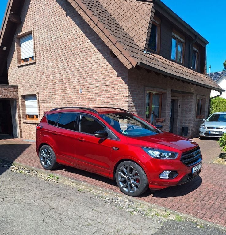 Rot Gebraucht 2020 Ford Kuga ST-Line SUV | 21.990 € (Guter Preis) - Bild 1/4