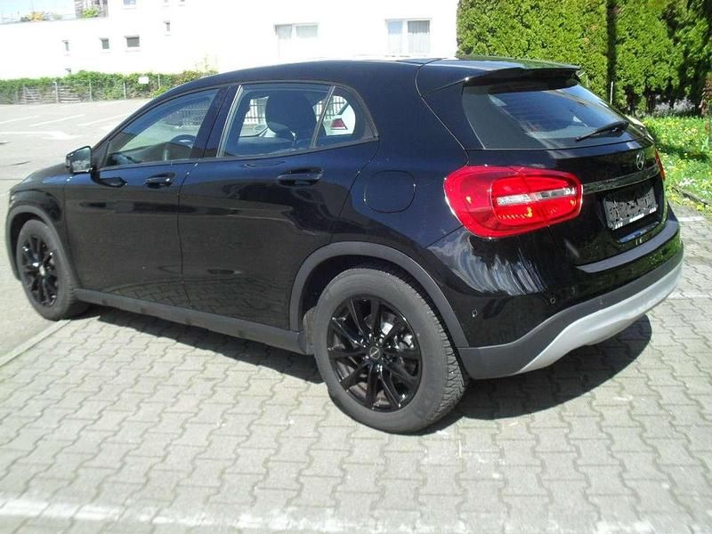 Gebraucht Mercedes GLA180 Urban 109 PS (80 kW) 2017 Schwarz SUV