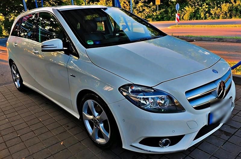 Weiß Gebraucht 2012 Mercedes B180 Van / Kleinbus | 8.300 € (Fairer Preis) - Bild 1/4