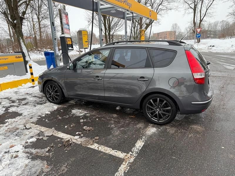 Grau Gebraucht 2008 Hyundai i30 Kombi | 3.250 € - Bild 1/4