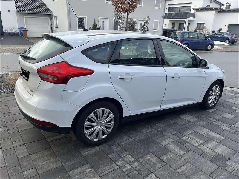 Gebraucht Ford Focus Trend 101 PS (74 kW) 2014 Weiß Kleinwagen