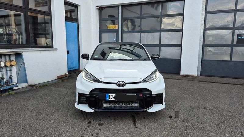 Weiß Gebraucht 2024 Toyota Yaris Limousine | 46.499 € - Bild 1/4