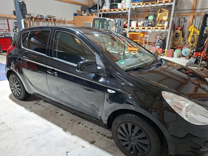 Gebraucht Hyundai i20 Classic 77 PS (56 kW) 2011 Schwarz Kleinwagen