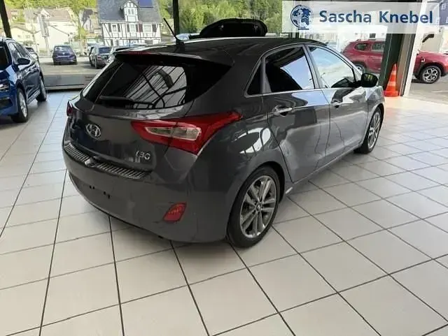 Gebraucht Hyundai i30 Premium 135 PS (99 kW) 2016 Grau Limousine