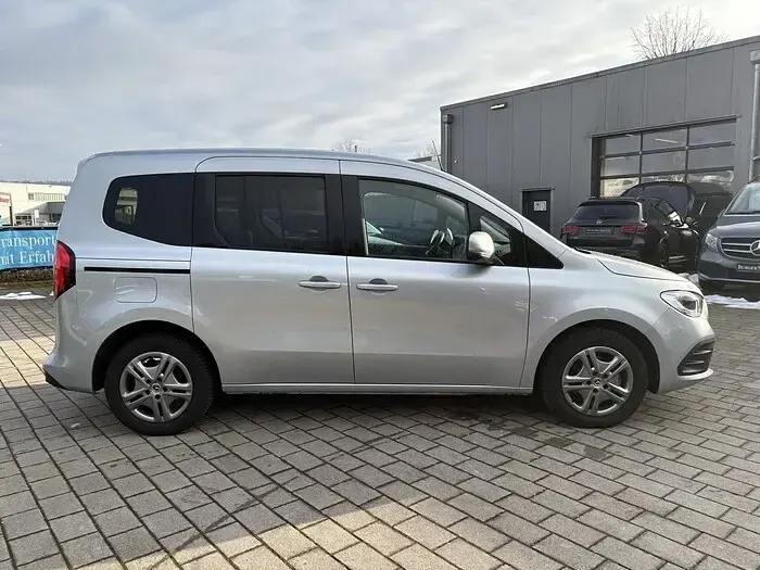 Gebraucht Mercedes T180 Style 116 PS (85 kW) 2024 Silber Van / Kleinbus