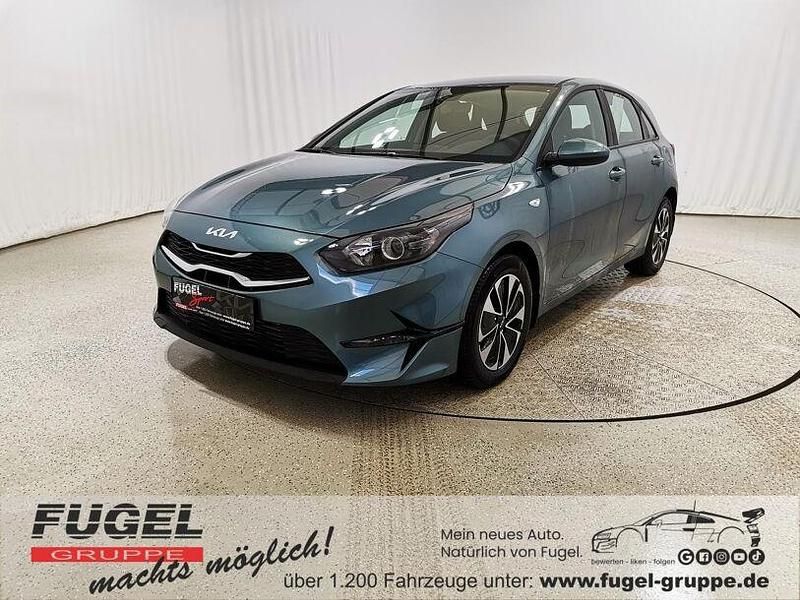 Neu Kia Ceed Play 140 PS (102 kW) 2025 Yucca steel Kleinwagen