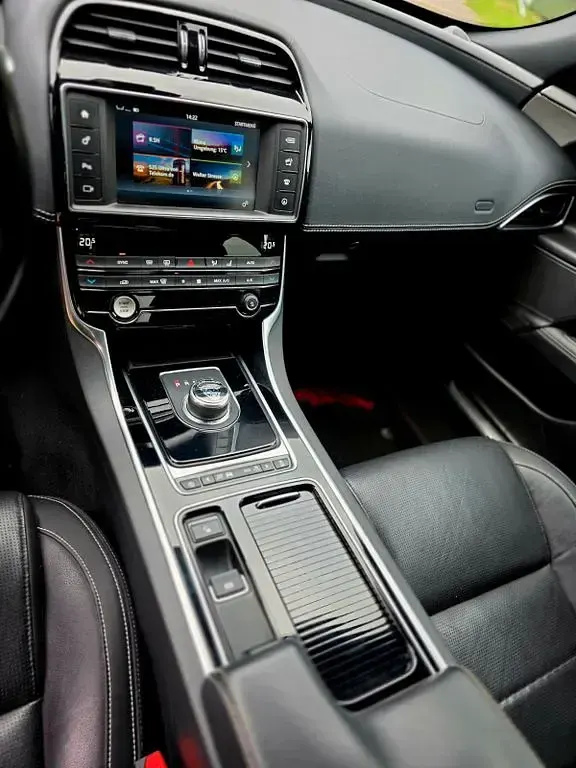 Używany Jaguar XE S 381 KM (280 kW) 2018 Czerwony Sedan/Limuzyna