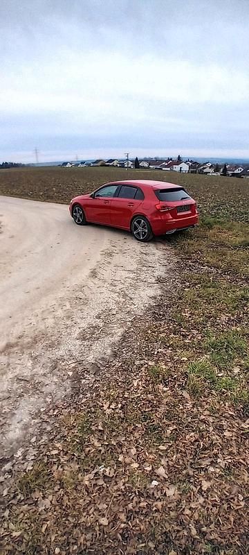 Rot Gebraucht 2019 Mercedes A180 Limousine | 19.900 € (Fairer Preis) - Bild 1/4