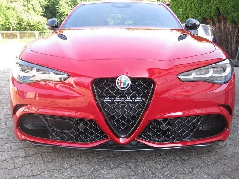 Rot Neu 2025 Alfa Romeo Giulia Quadrifoglio Limousine | 81.900 € (Fairer Preis) - Bild 1/4