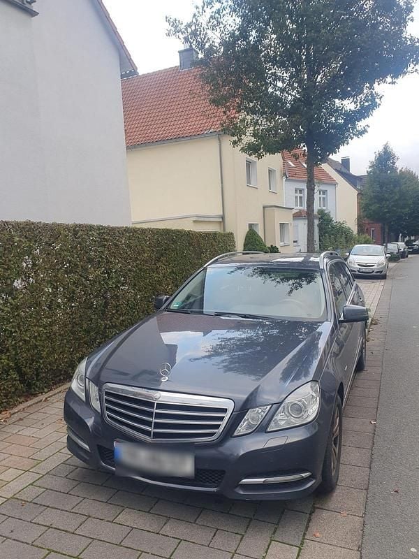 Grau Gebraucht 2010 Mercedes E200 Avantgarde Kombi | 4.300 € (Guter Preis) - Bild 1/4