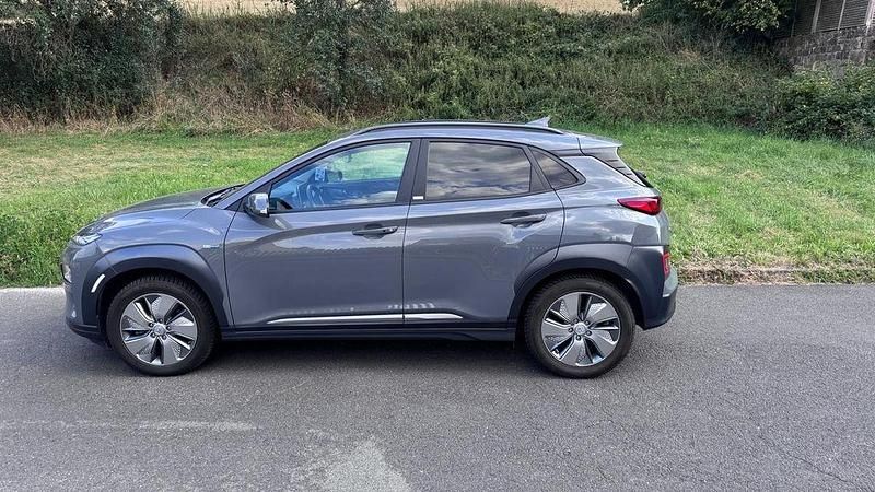 Grau Gebraucht 2020 Hyundai Kona Advantage SUV | 17.450 € (Fairer Preis) - Bild 1/4
