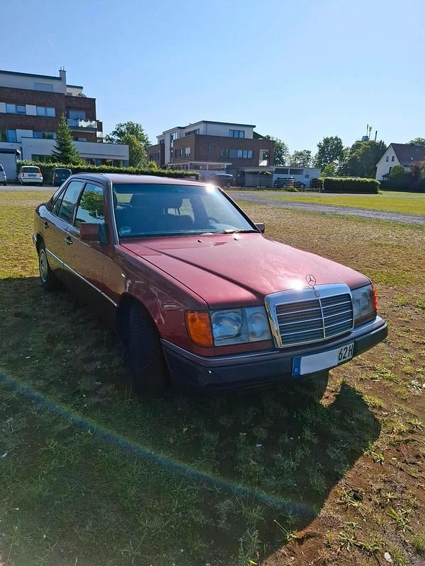 Rot Gebraucht 1991 Mercedes E200 Limousine | 4.300 € - Bild 1/4