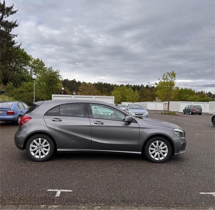 Gebraucht Mercedes A180 109 PS (80 kW) 2016 Grau Kombi