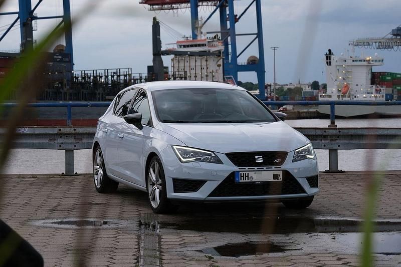 Grau Gebraucht 2016 Cupra Leon Limousine | 16.499 € (Guter Preis) - Bild 1/4