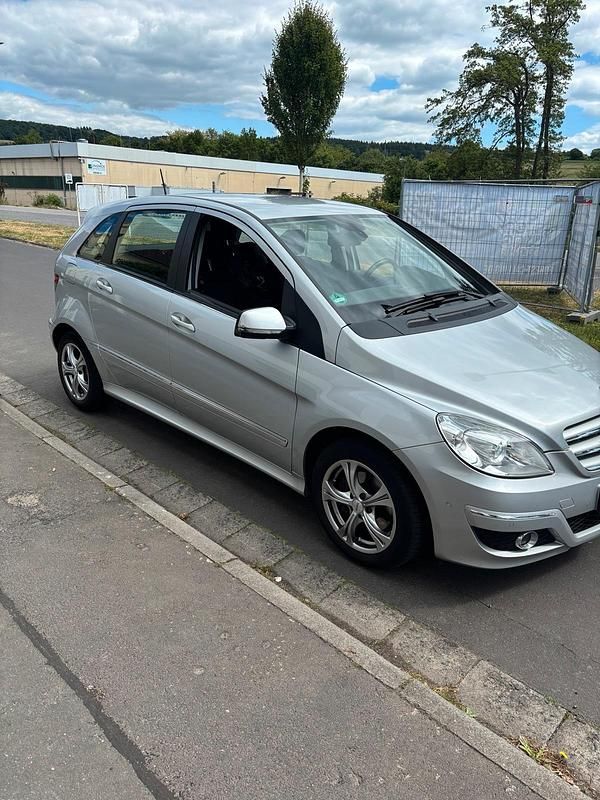 Silber Gebraucht 2009 Mercedes B180 Van / Kleinbus | 3.400 € (Guter Preis) - Bild 1/4