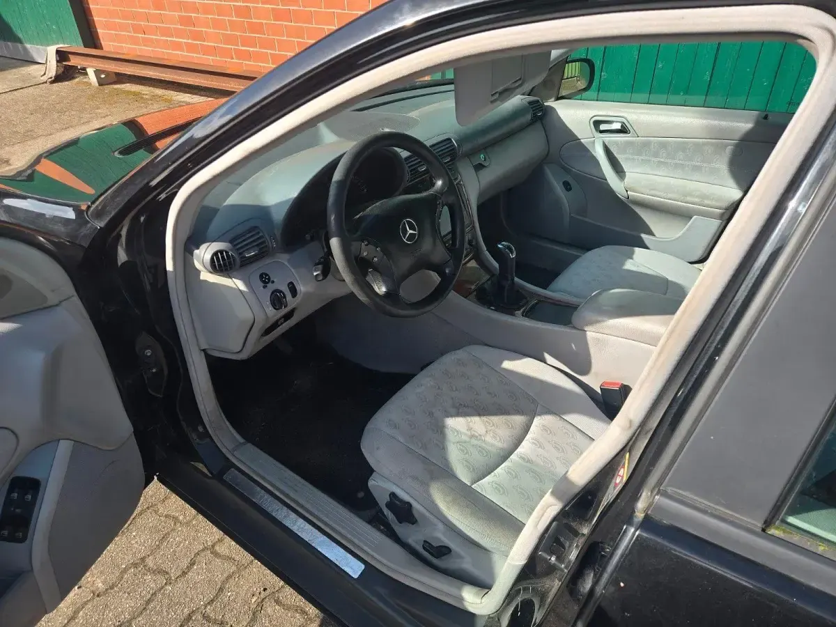 Używany Mercedes 200 122 KM (89 kW) 2003 Czarny Kombi