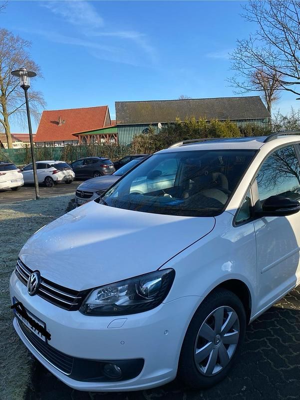 Weiß Gebraucht 2012 VW Touran Van / Kleinbus | 6.800 € (Fairer Preis) - Bild 1/4