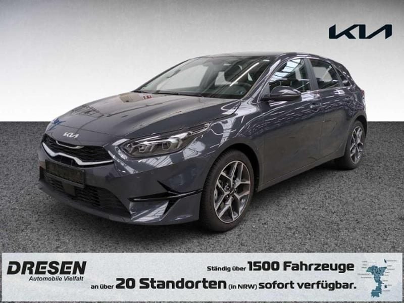 H8g) pentametal met. (grau Gebraucht 2024 Kia Ceed Spirit Limousine | 22.480 € (Superpreis) - Bild 1/3