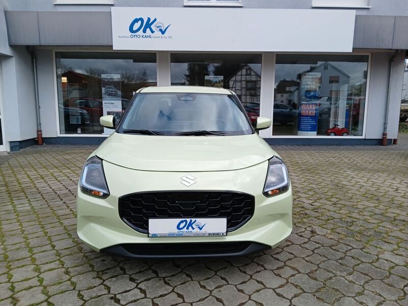 Cool yellow metallic Gebraucht 2024 Suzuki Swift Comfort+ Limousine | 19.990 € (Etwas zu teuer) - Bild 1/4