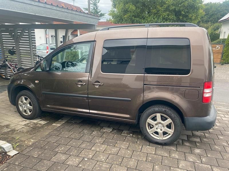 Braun Gebraucht 2011 VW Caddy Trendline Van / Kleinbus | 8.700 € (Teuer) - Bild 1/4
