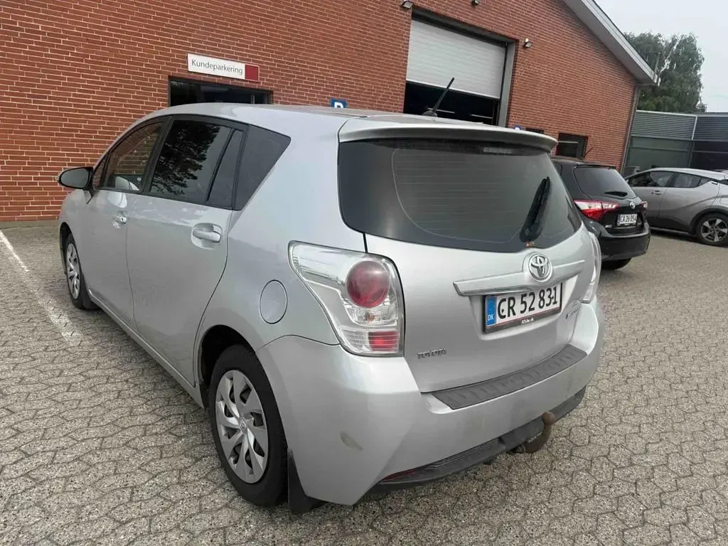 Gebraucht Toyota Verso Basis 124 PS (91 kW) 2013 Silber Van / Kleinbus
