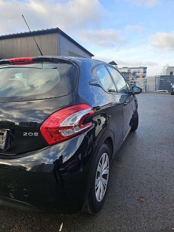 Gebraucht Peugeot 208 Active 95 PS (69 kW) 2014 Kleinwagen