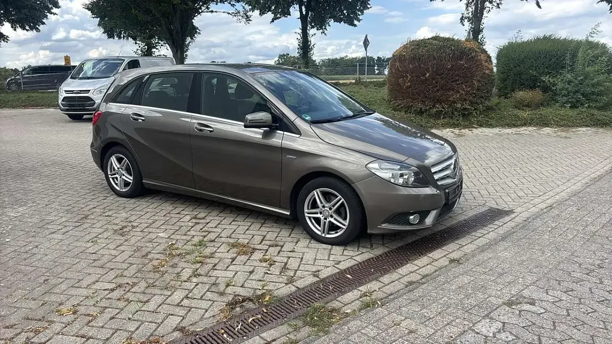 Gebraucht Mercedes B200 109 PS (80 kW) 2013 Braun Kleinwagen