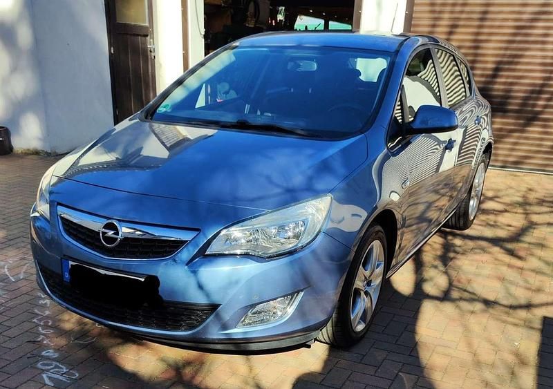 Gebraucht Opel Astra Edition 140 PS (102 kW) 2010 Blau Kleinwagen