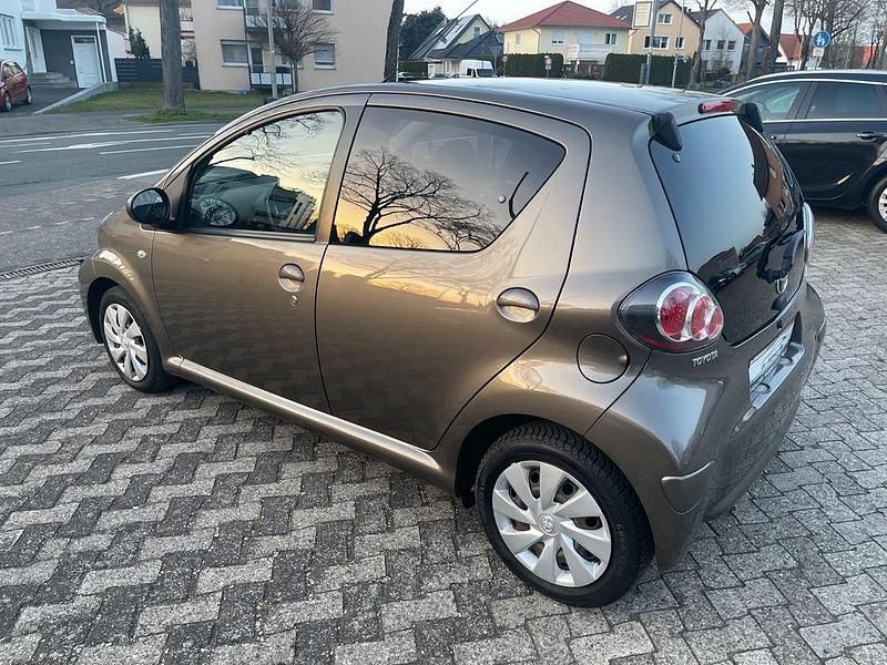 Gebraucht Toyota Aygo Connect Style 68 PS (50 kW) 2012 Braun Kleinwagen