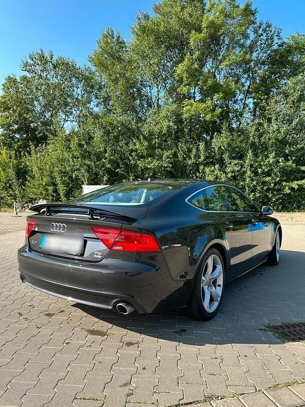 Grau Gebraucht 2011 Audi A7 Comfort Kleinwagen | 13.999 € (Guter Preis) - Bild 1/4