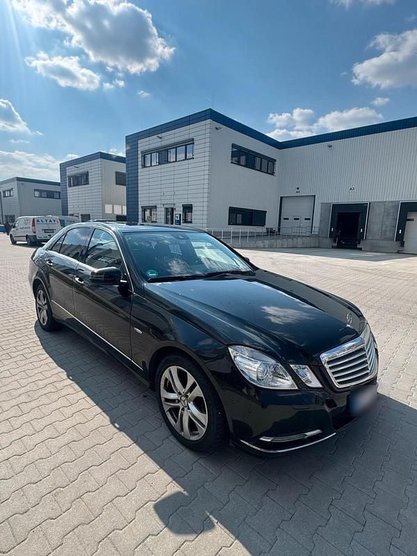 Gebraucht Mercedes E220 170 PS (125 kW) 2011 Schwarz Limousine