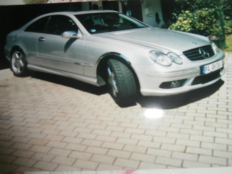 Silber Gebraucht 2004 Mercedes CLK500 AMG line Coupé | 13.900 € (Superpreis) - Bild 1/4