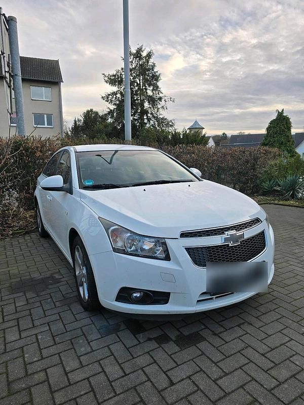 Weiß Gebraucht 2011 Chevrolet Cruze Limousine | 2.400 € (Fairer Preis) - Bild 1/4