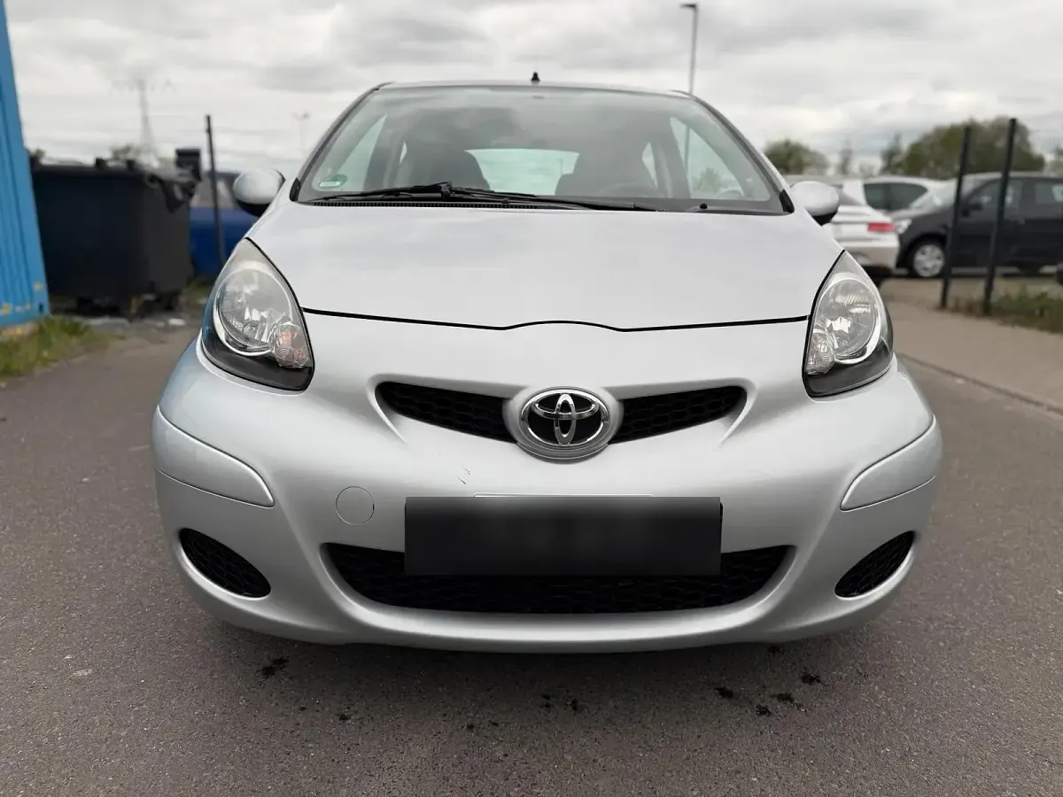 Gebraucht Toyota Aygo 68 PS (50 kW) 2010 Silber Kleinwagen